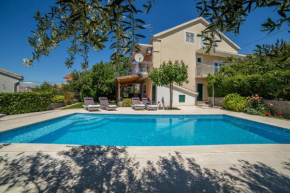 Отель Apartments Milas  Подстрана